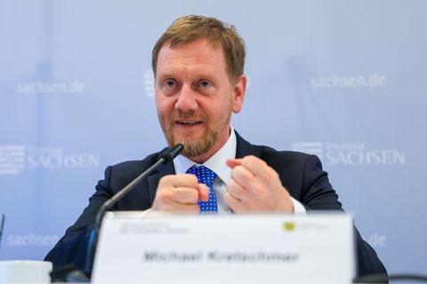 Wegen einer auf Facebook geposteten Drohung gegen Ministerpräsident Kretschmer muss sich ein 59-Jähriger im September vor Gerich