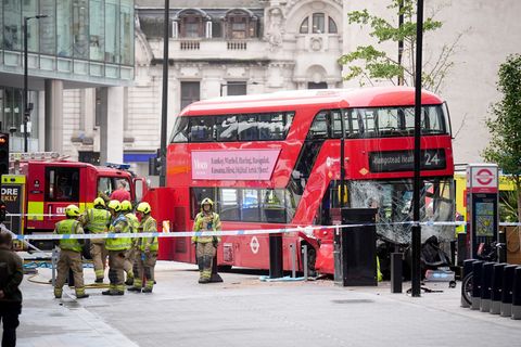 Mehrere Menschen wurden verletzt, als der Bus nahe dem Bahnhof Victoria Station von der Straße abkam. Foto: James Manning/PA Wir