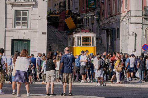 In Lissabon ist eine Standseilbahn entgleist – 17 Menschen starben, noch mehr sind verletzt, darunter auch deutsche Touristen