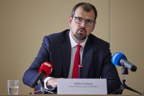 Nach der Einstufung der AfD als rechtsextremistisch kündigt Brandenburgs Bildungsminister Leitlinien für den Umgang mit betroffe