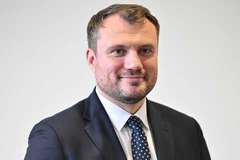 Brandenburgs Wirtschaftsminister Daniel Keller (SPD) wirbt mit einer neuen Kampagne für Zuzüge aus Westdeutschland. (Archivbild)