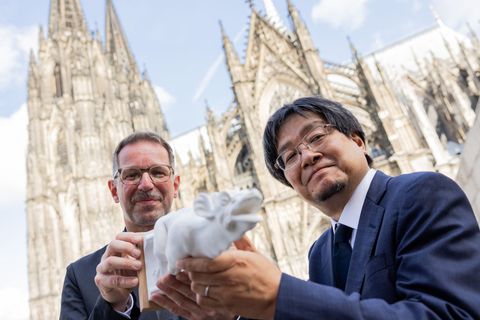 Ein Graffiti zweier Studentinnen am Kölner Dom löste in Japan solche Beschämung aus, dass die Kanagawa-Universität einen ganzen