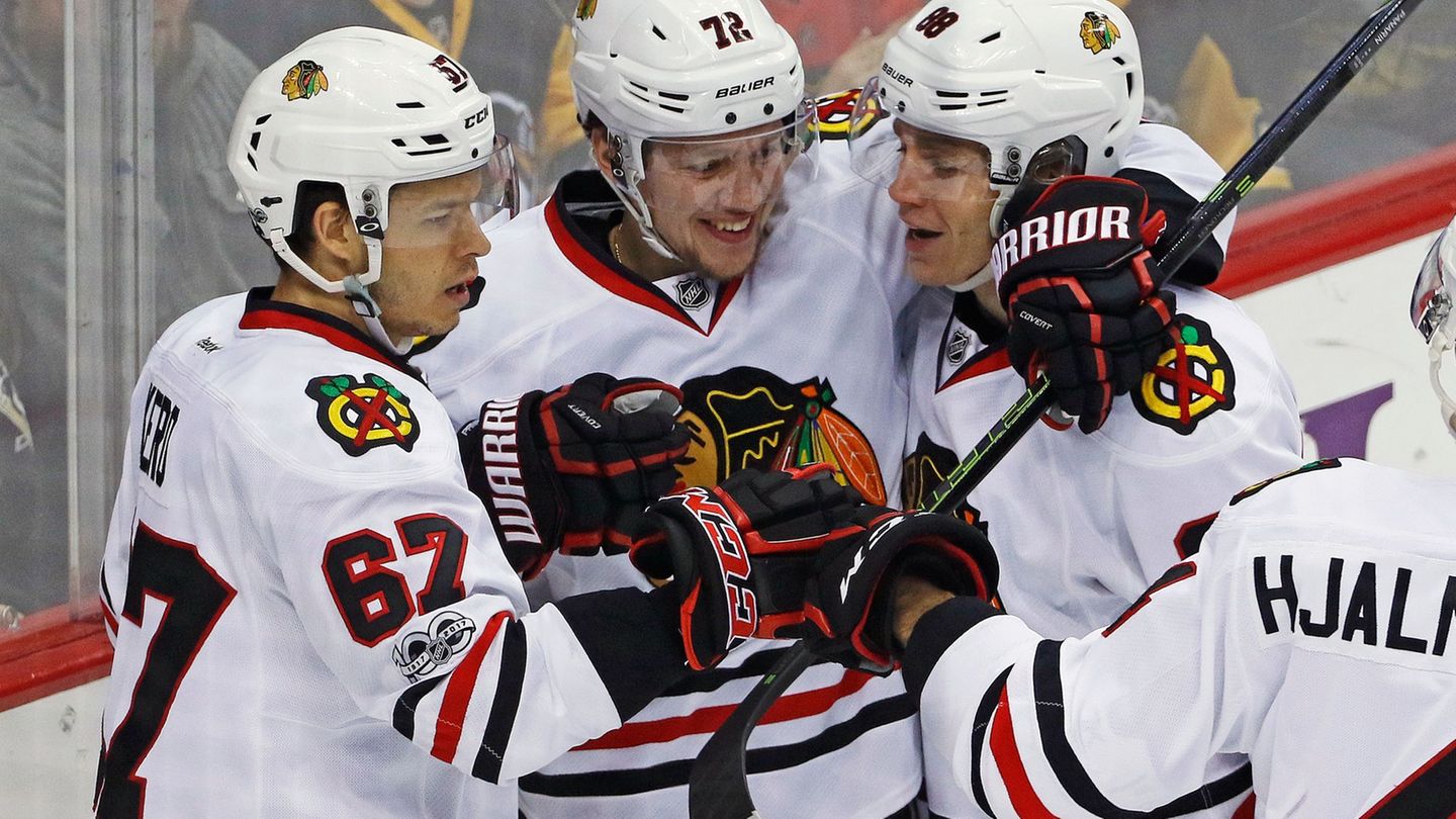 Tanner Kero (l) spielte einst in der NHL für die Chicago Blackhawks Foto: picture alliance / Gene J. Puskar/AP/dpa