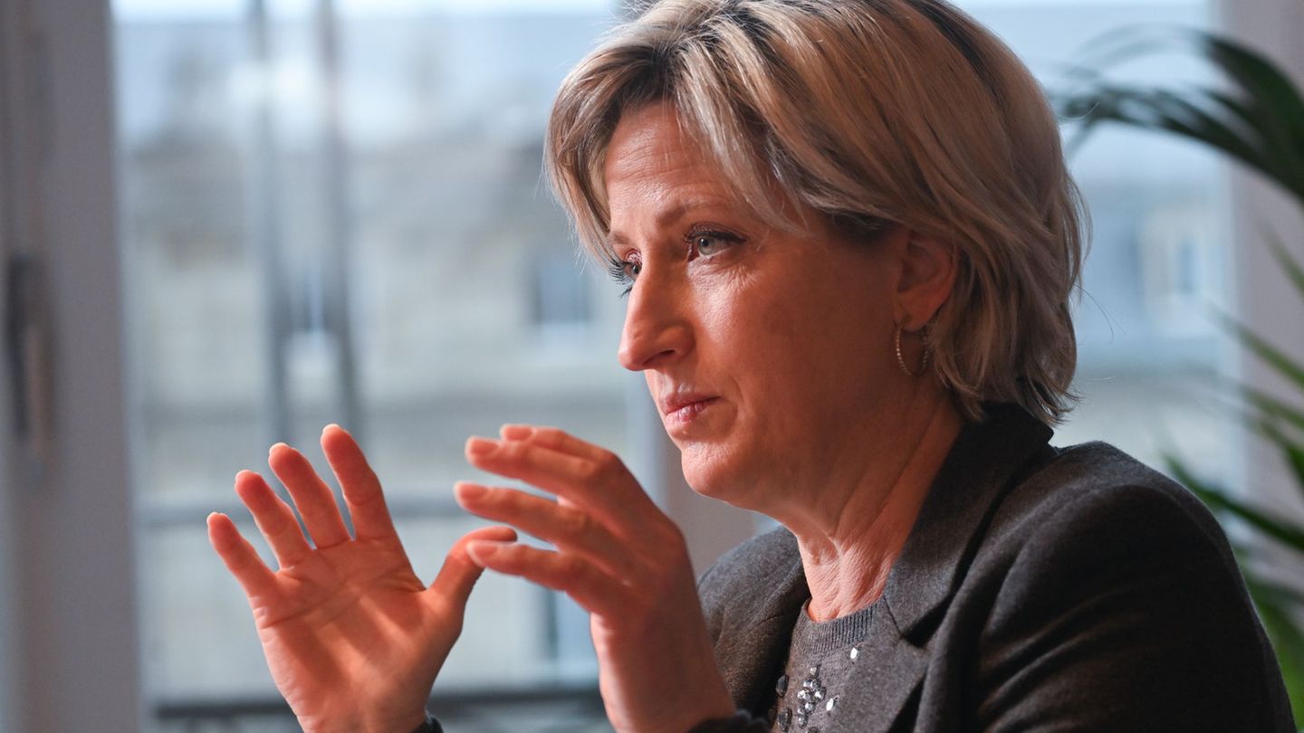 Wirtschaftsministerin Nicole Hoffmeister-Kraut sorgt sich um Autoindustrie. (Archivbild) Foto: Bernd Weißbrod/dpa