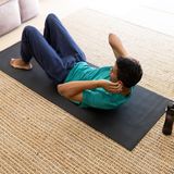 Ein Mann trainiert seine Bauchmuskeln mit Sit-ups