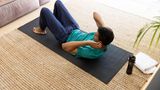 Ein Mann trainiert seine Bauchmuskeln mit Sit-ups