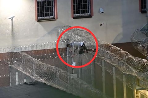 Häftling wagt Fluchtversuch - unten wartet schon die Polizei