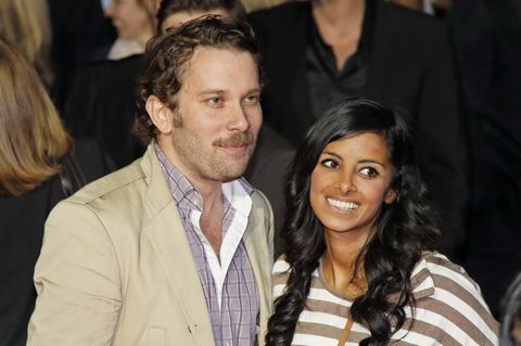 .. wurde aus Fiktion Wirklichkeit. Ulmen und Fernandes heirateten 2011 in Berlin - da war ihre Beziehung erst seit acht Monaten bekannt. Er sei von Boulevardmedien mit E-Mails und Anrufen „terrorisiert“ worden, sagte Ulmen damals dem „Tagesspiegel“. Und betonte: „Das Dilemma ist ja, dass so eine breite Schreiberei über uns den Eindruck erweckt, wir würden nichts lieber tun als der Welt von Zuhause erzählen. Ist aber gar nicht so: Wie unsere Hochzeit im Detail lief, soll allein unser Ding bleiben.“