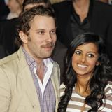 .. wurde aus Fiktion Wirklichkeit. Ulmen und Fernandes heirateten 2011 in Berlin - da war ihre Beziehung erst seit acht Monaten bekannt. Er sei von Boulevardmedien mit E-Mails und Anrufen "terrorisiert" worden, sagte Ulmen damals dem "Tagesspiegel". Und betonte: "Das Dilemma ist ja, dass so eine breite Schreiberei über uns den Eindruck erweckt, wir würden nichts lieber tun als der Welt von Zuhause erzählen. Ist aber gar nicht so: Wie unsere Hochzeit im Detail lief, soll allein unser Ding bleiben."