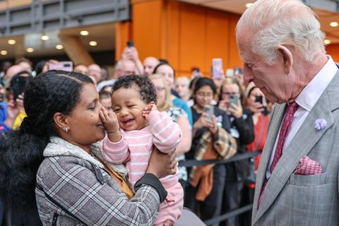 König Charles triff im Midland Metropolitan University Hospital das erste jemals dort geborene Baby.