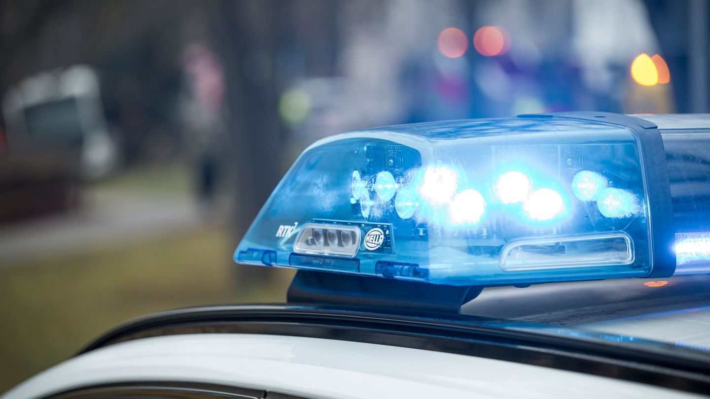 Ein Geisterfahrer krachte auf der A14 Richtung Leipzig frontal in einen Transporter.(Symbolbild) Foto: Daniel Vogl/dpa