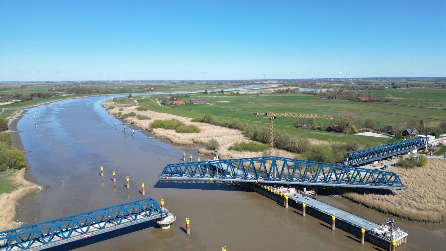 Die neue Friesenbrücke wird für Radfahrer und Fußgänger geöffnet - Züge können das Bauwerk bislang noch nicht passieren. (Archiv