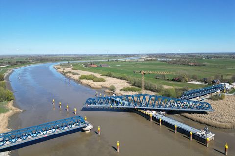 Die neue Friesenbrücke wird für Radfahrer und Fußgänger geöffnet - Züge können das Bauwerk bislang noch nicht passieren. (Archiv
