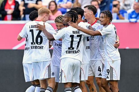 Eintracht Frankfurt empfängt an einem Samstagabend den FC Bayern München. (Archivbild) Foto: Uwe Anspach/dpa