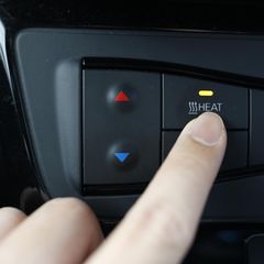 Akku-Heizlüfter fürs Auto: Finger auf einem Armaturenbrett