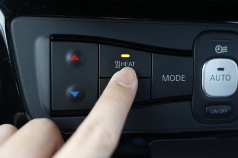 Akku-Heizlüfter fürs Auto: Finger auf einem Armaturenbrett