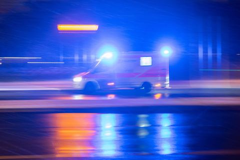 Ein Mann wird bei dem Unfall verletzt, der Beifahrer erliegt seinen Verletzungen. (Symbolbild) Foto: Sebastian Gollnow/dpa