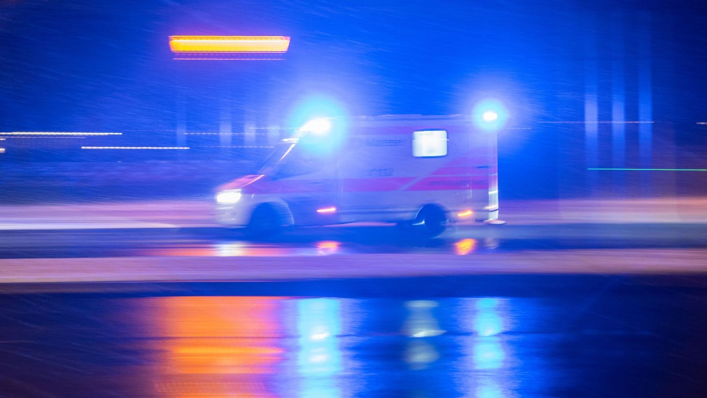 Ein Mann wird bei dem Unfall verletzt, der Beifahrer erliegt seinen Verletzungen. (Symbolbild) Foto: Sebastian Gollnow/dpa