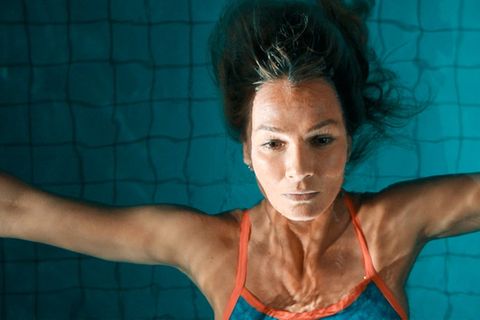 In "Being Franziska van Almsick" gewährt der einstige Schwimmstar ehrliche Einblicke zwischen "Wunderkind" und "Goldfluch".