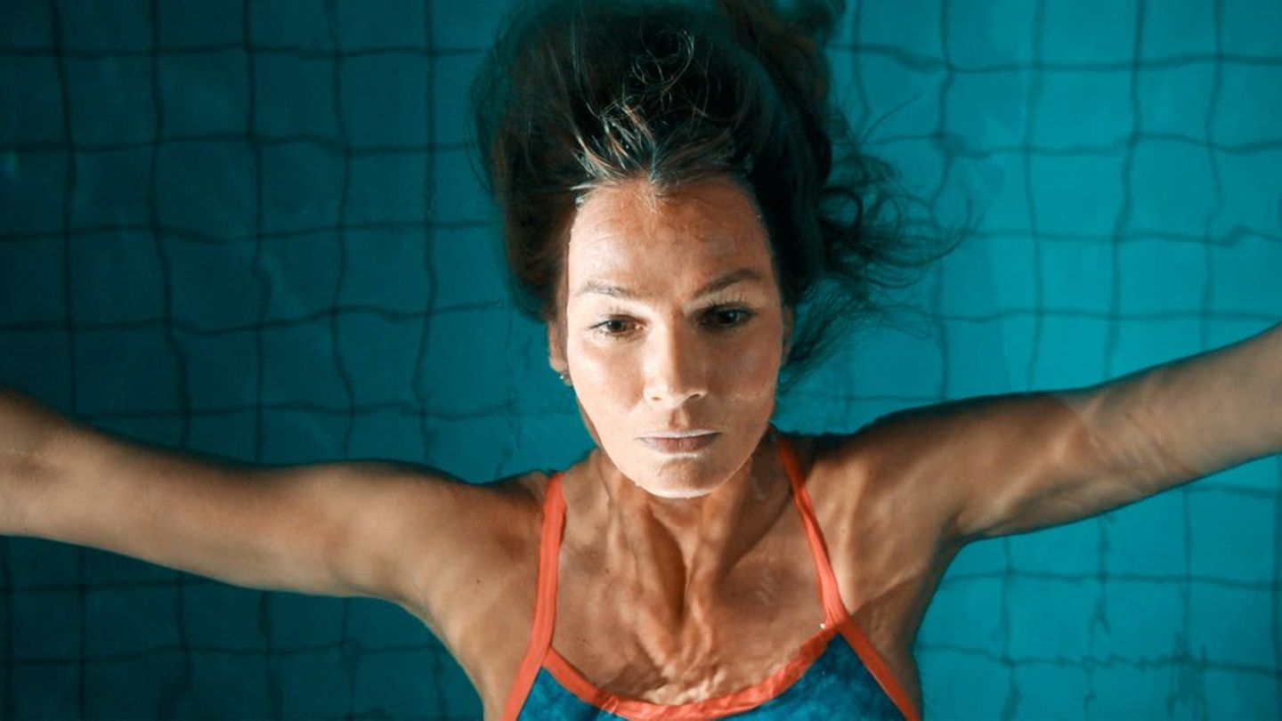 In "Being Franziska van Almsick" gewährt der einstige Schwimmstar ehrliche Einblicke zwischen "Wunderkind" und "Goldfluch".