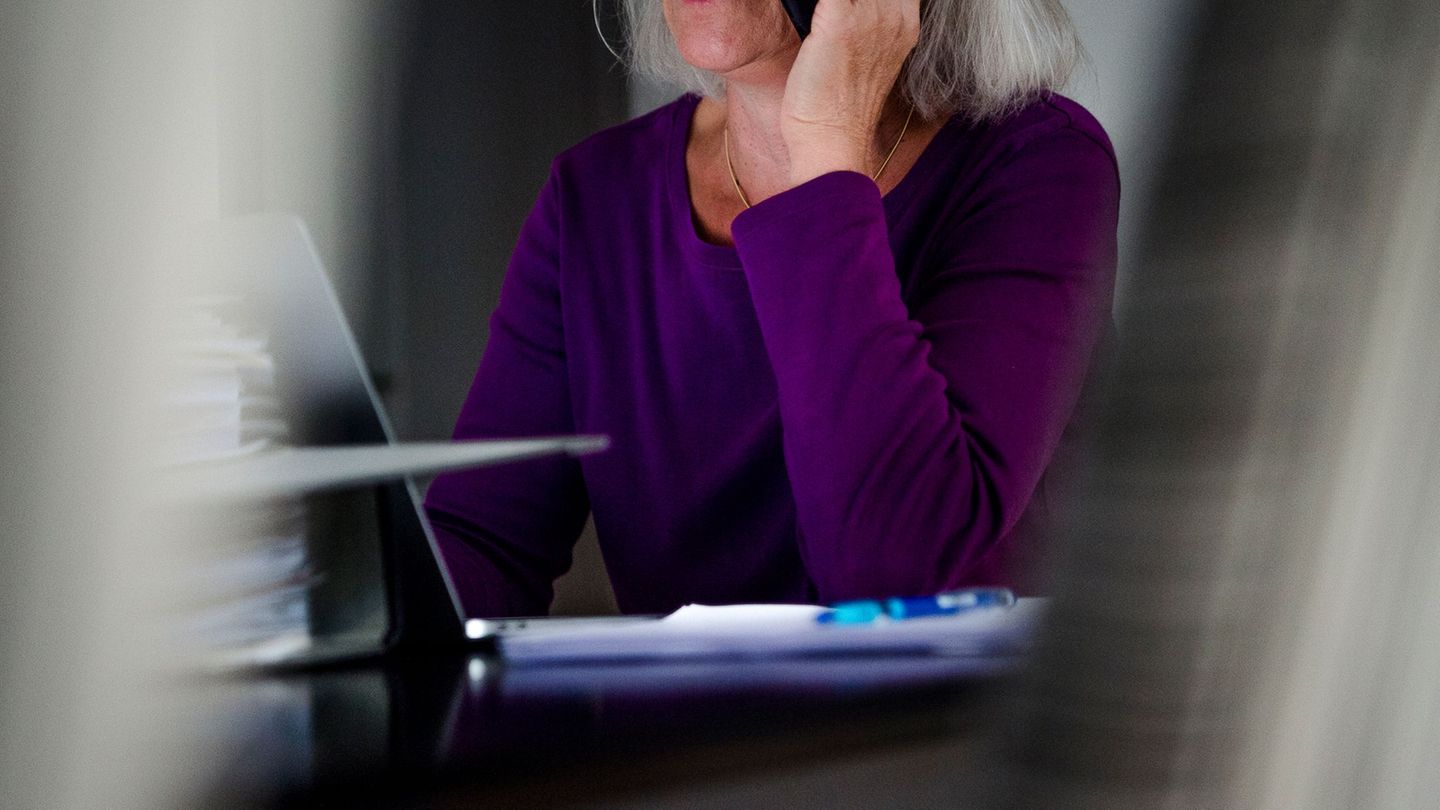 Ein Telefonsprechtag in Sachsen soll Betroffenen helfen - auch ohne Anmeldung. (Symbolbild) Foto: Finn Winkler/dpa