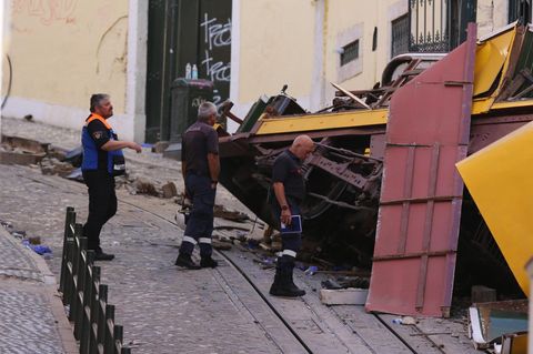 Das Wrack der Standseilbahn in Lissabon: Bei der Entgleisung der historischen "Elevador da Gloria" sind 17 Menschen ums Leben gekommen