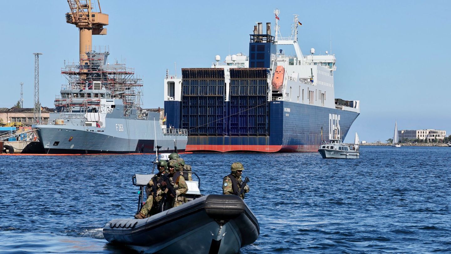 Transportschiff "Ark Germania" mit schwerem Militärgerät kurz vor dem Auslaufen nach Litauen. Foto: Jens Büttner/dpa