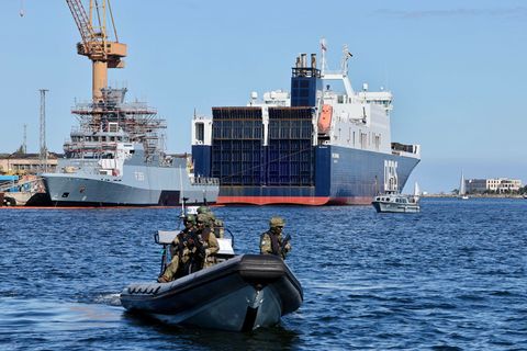 Transportschiff "Ark Germania" mit schwerem Militärgerät kurz vor dem Auslaufen nach Litauen. Foto: Jens Büttner/dpa
