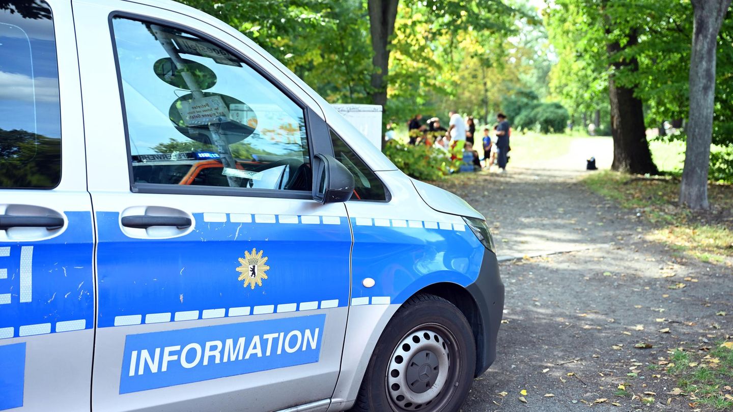 Unfall in Berlin: Auto fährt in Menschengruppe – Betreuerin und drei Kinder verletzt