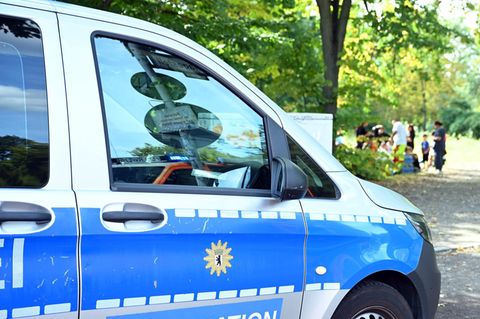 Ein Einsatzfahrzeug der Polizei steht an der Unfallstelle in Berlin-Wedding