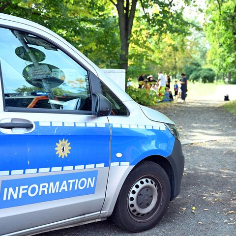 Ein Einsatzfahrzeug der Polizei steht an der Unfallstelle in Berlin-Wedding