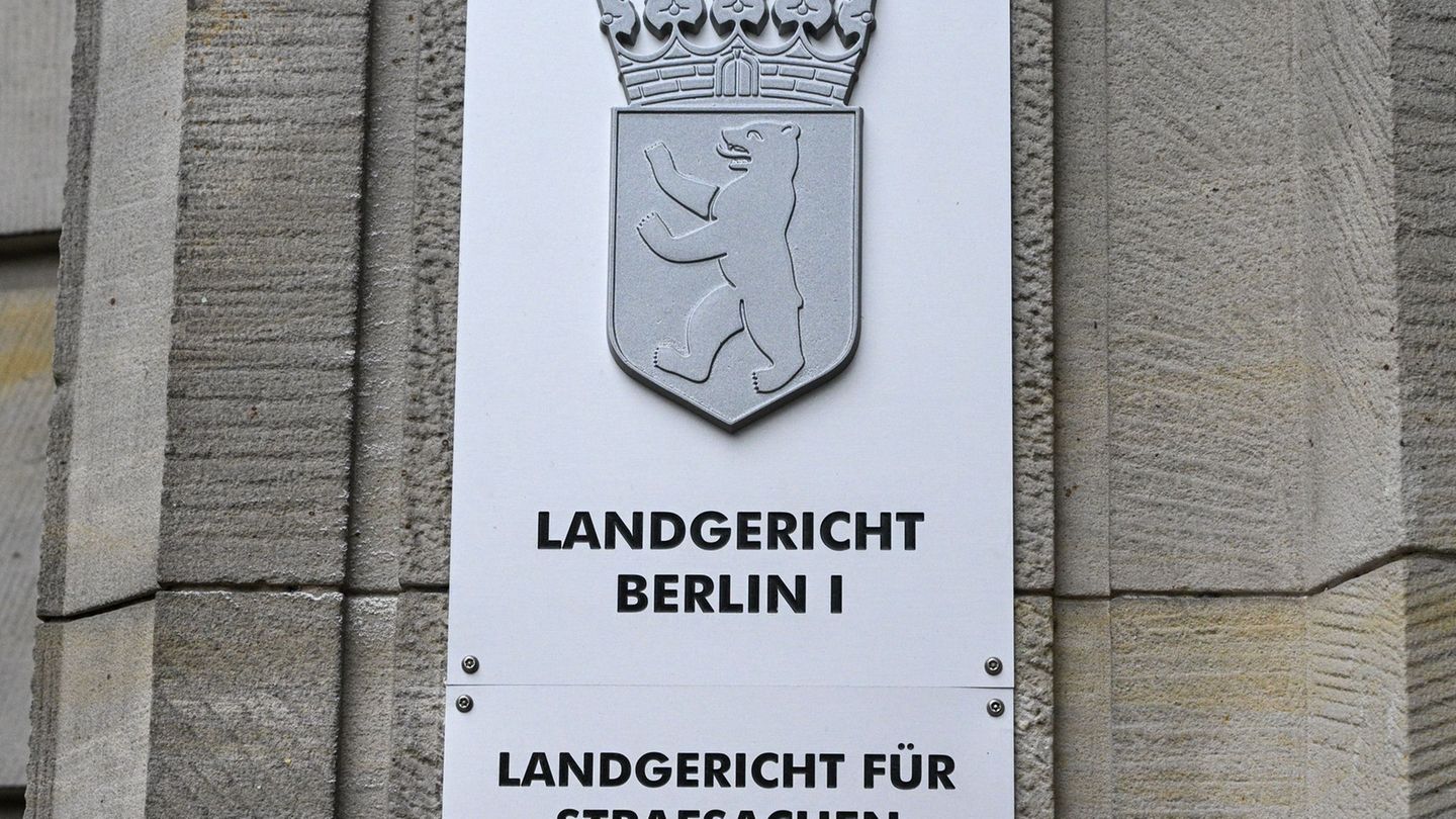 Falsche Polizisten überfielen einen Getränkemarkt in Berlin-Moabit. Einer der Täter steht rund fünf Monate später vor Gericht. (