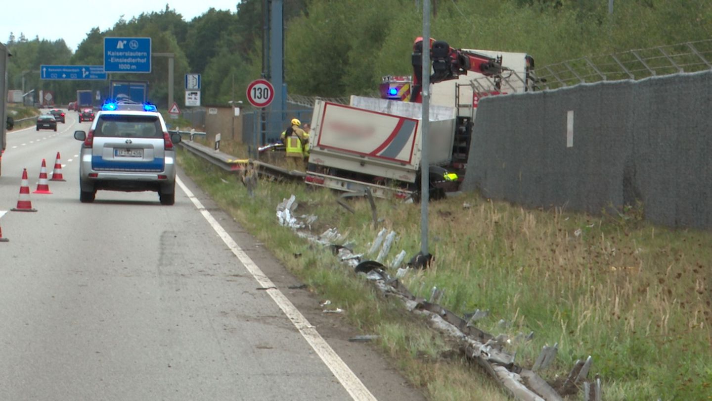 Ein Lkw-Gespann ist auf der Autobahn 6 bei Kaiserslautern von der Fahrbahn abgekommen und gegen den Sicherheitszaun einer amerik