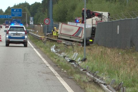 Ein Lkw-Gespann ist auf der Autobahn 6 bei Kaiserslautern von der Fahrbahn abgekommen und gegen den Sicherheitszaun einer amerik