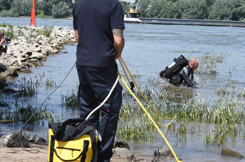 Nach anderen Rhein-Anliegern hat nun auch Duisburg ein Badeverbot für das gesamte Stadtgebiet Foto: Roberto Pfeil/dpa