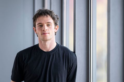 Im Rahmen der Frankfurter Buchmesse erhält der Schauspieler Jannis Niewöhner den Literaturpreis des Hoffmann und Campe Verlags.