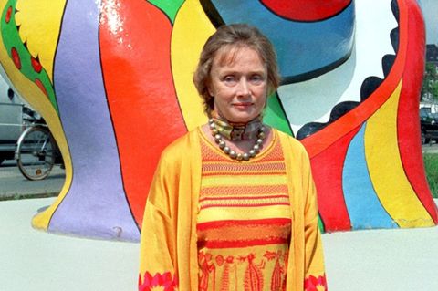 Die damals 67 Jahre alte Künstlerin Niki de Saint Phalle steht in Hannover vor ihren als "Nanas" geschaffenen Freiluftfiguren. (