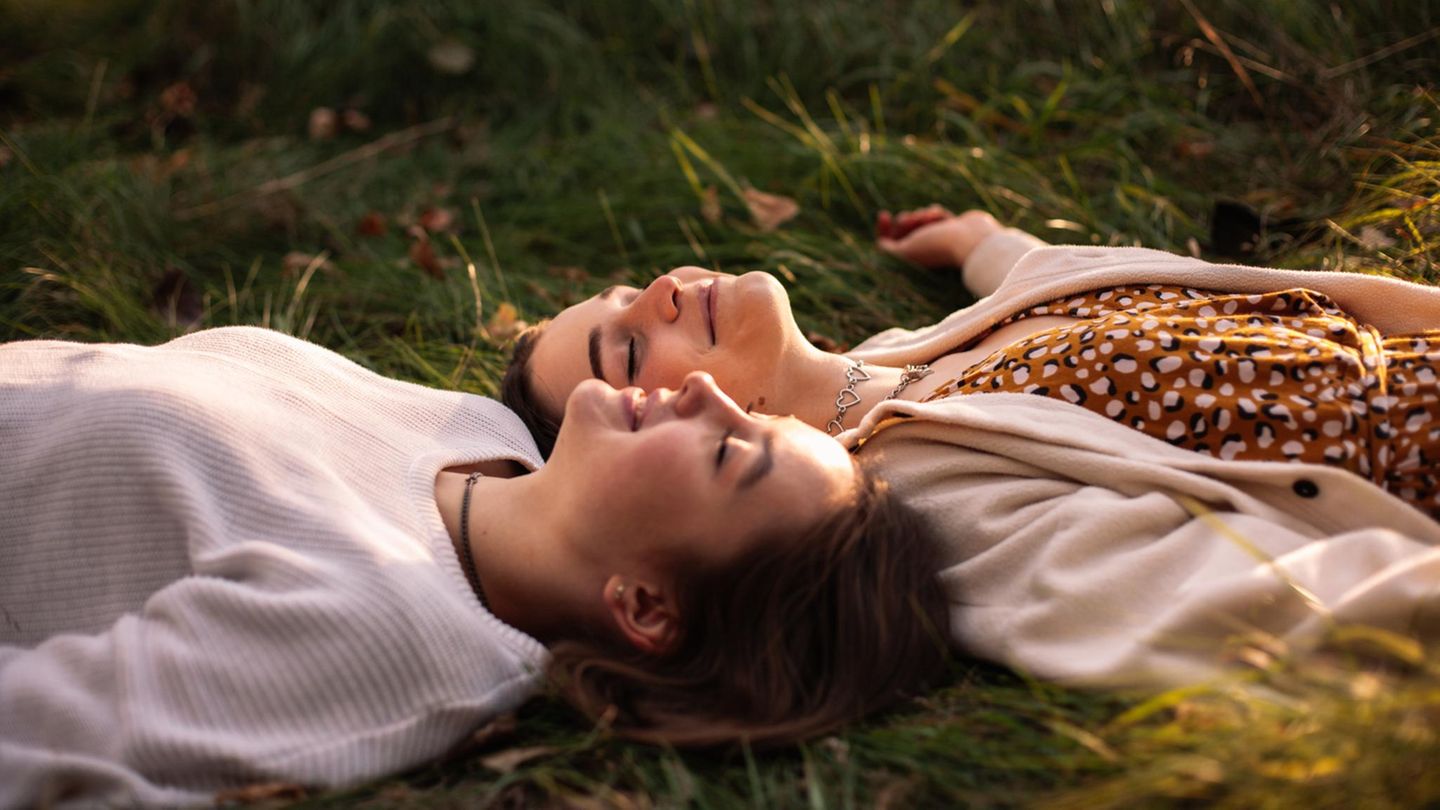 Glücklich bleiben: Worauf ruht nur das Geheimnis ewig währender Liebe und langer Beziehungen? Drei Paarpsychologinnen haben da so ihre Ideen Worauf ruht nur das Geheimnis ewig währender Liebe und langer Beziehungen? Drei Paarpsychologinnen haben da so ihre Ideen