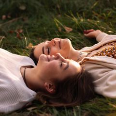 Worauf ruht nur das Geheimnis ewig währender Liebe und langer Beziehungen? Drei Paarpsychologinnen haben da so ihre Ideen