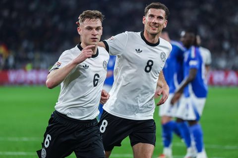 Joshua Kimmich (l.) und Leon Goretzka jubeln im Deutschland-Trikot