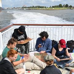 Erste Klimaaktivisten reisen nach Borkum, um dort bei einem Protestcamp gegen die Erdgasbohrungen vor der Insel zu demonstrieren