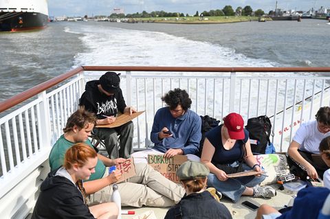 Erste Klimaaktivisten reisen nach Borkum, um dort bei einem Protestcamp gegen die Erdgasbohrungen vor der Insel zu demonstrieren