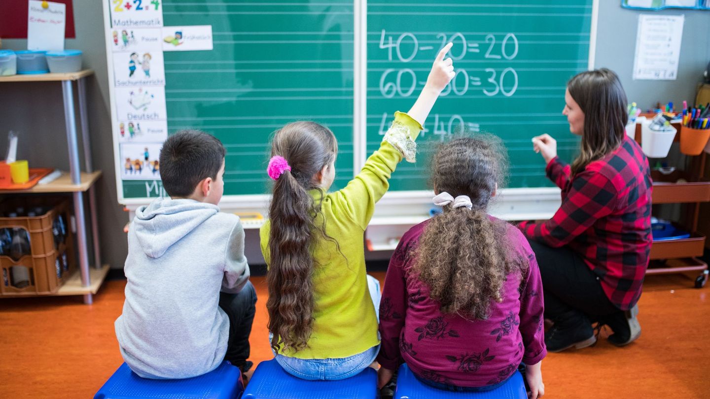 Im Schuljahr 2026/27 beginnt der Anspruch auf einen Ganztagsplatz an Grundschulen mit der ersten Klasse. (Archivbild) Foto: pict