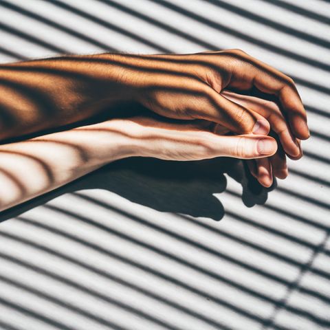 "Wenn der oder die Dominante sich unverrückbar zeigt, ist es möglicherweise an der Zeit, die Beziehung neu zu bewerten", sagt Psychologin Stefanie Stahl