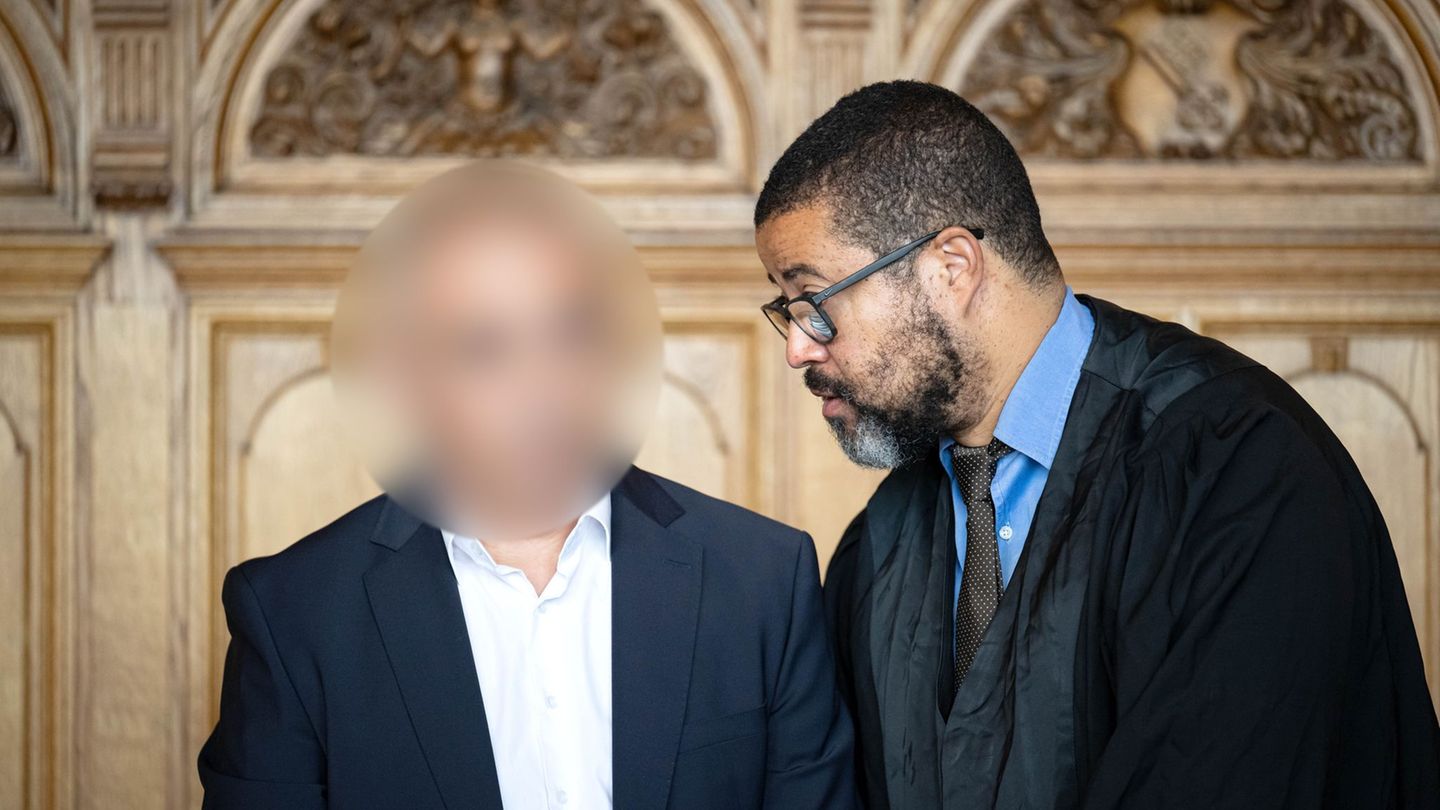 Der Verteidiger hat angekündigt, dass sich der Angeklagte beim nächsten Verhandlungstag äußern wird. Foto: Sina Schuldt/dpa