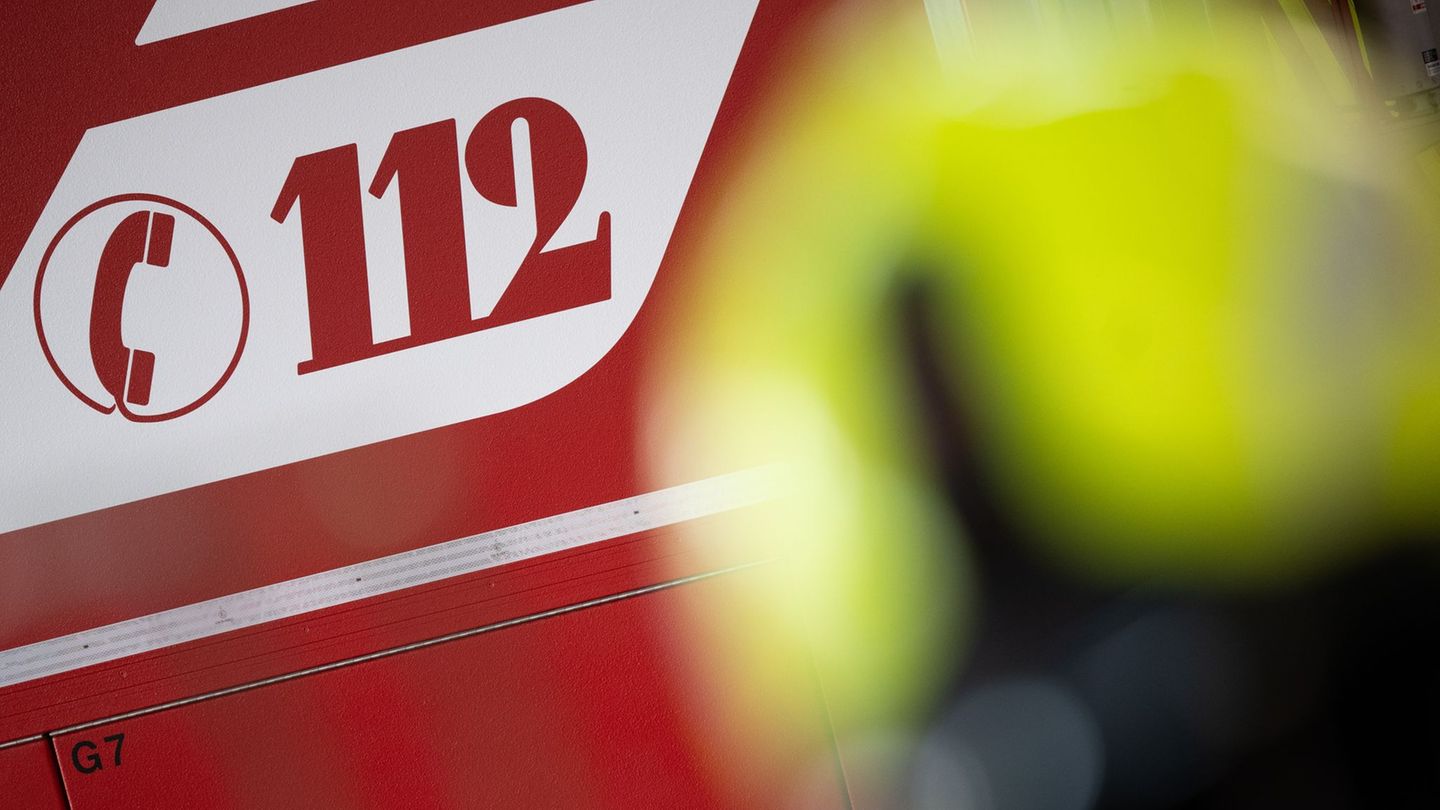 Die Feuerwehr konnte den Brand im Treppenhaus schnell löschen. (Symbolbild) Foto: Sebastian Gollnow/dpa