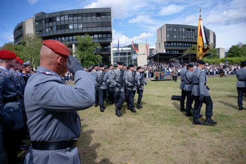 Zum ersten Mal haben Rekruten der Bundeswehr Gelöbnis zur freiheitlich-demokratischen Grundordnung vor dem nordrhein-westfälisch