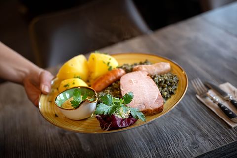 Ob die Gastronomen Steuererleichterungen weitergeben, ist fraglich. (Archivbild) Foto: Sina Schuldt/dpa