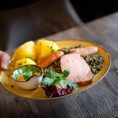 Ob die Gastronomen Steuererleichterungen weitergeben, ist fraglich. (Archivbild) Foto: Sina Schuldt/dpa