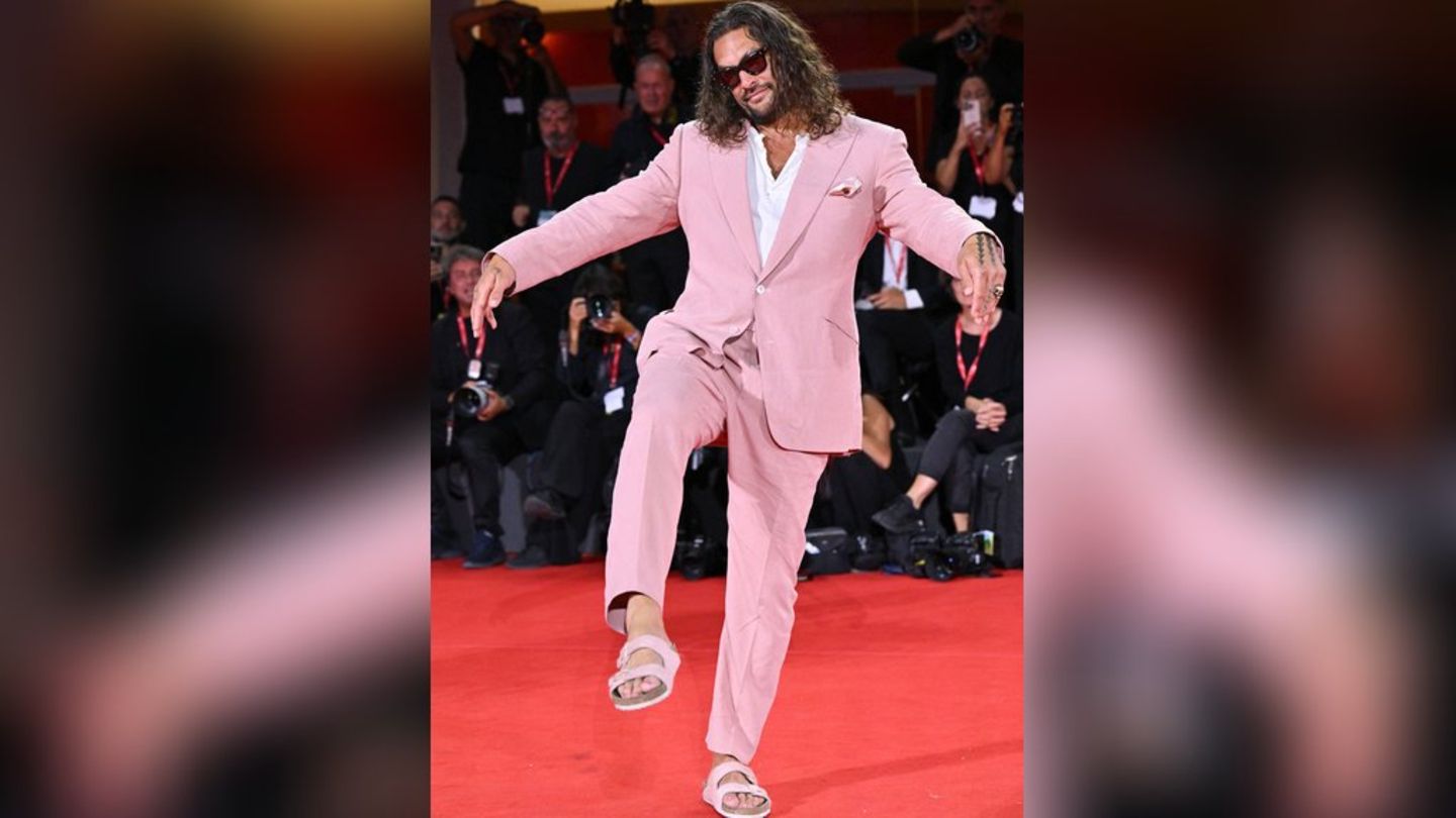 Jason Momoa in Venice: In pink he attracts everyone’s attention